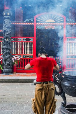 Adam Budist tapınağı dua