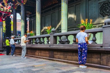 İnsanlar Longshan tapınakta dua