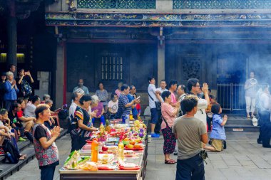 İnsanlar Longshan tapınakta dua