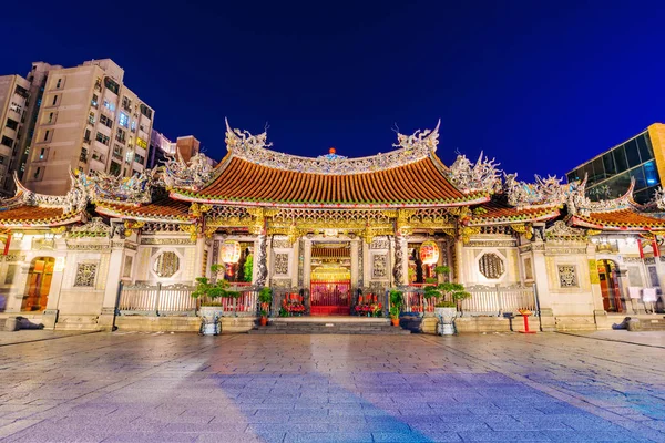 Entrada al templo Longshan por la noche — Foto de Stock