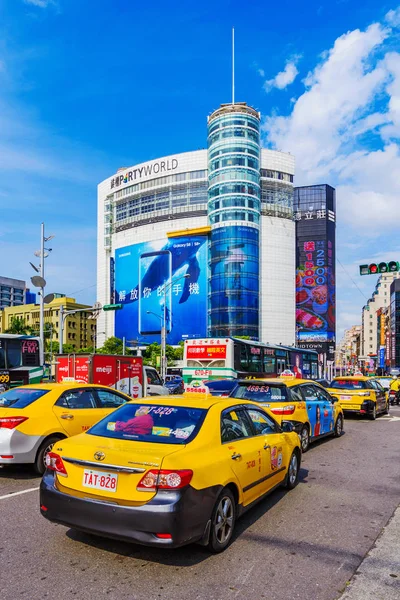 Taxis en attente aux feux de circulation à Ximen — Photo