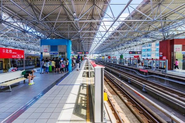 Plataforma de la estación MRT de Beitou y vías de tren — Foto de Stock