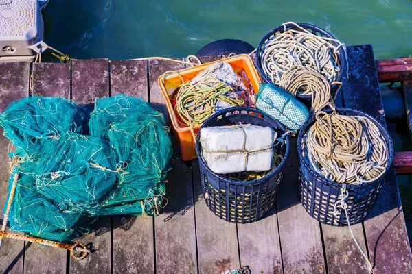 Rybářské sítě a koše — Stock fotografie