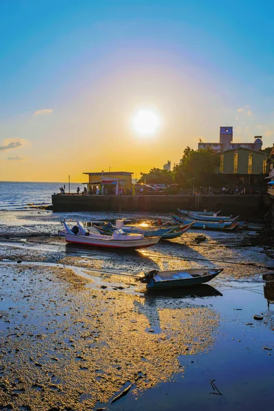 Puesta de sol con muelles y mar — Foto de Stock