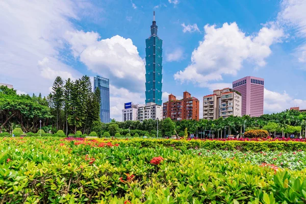 Taipei 101 ve doğa ile Xinyi finans bölgesi