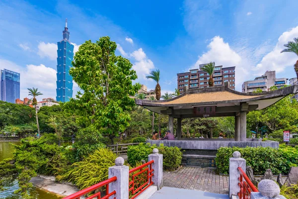 Vy över Taipei 101 med karaktär av Sun Yat-sen memorial hall — Stockfoto