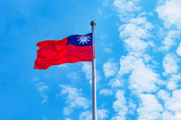 Taiwan vlag met blauwe lucht — Stockfoto