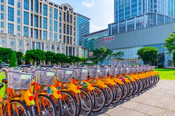 Youbike rack i stadsdelen Xinyi finansiella — Stockfoto