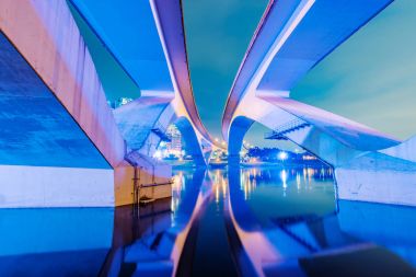 Cityscape gece köprü