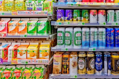 Alkol ve diğer içecekler bir 7-eleven kolaylık mağaza