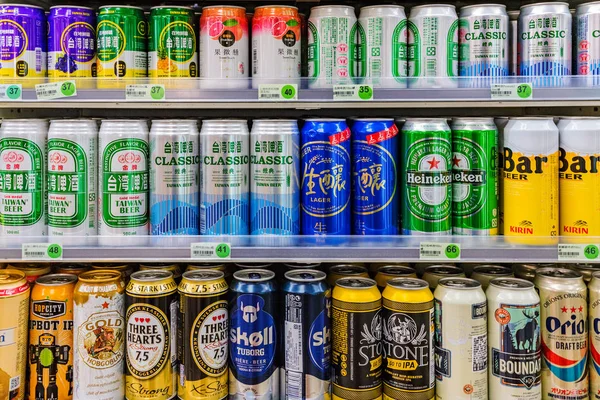 Çeşitli biraları bir 7-eleven kolaylık mağaza