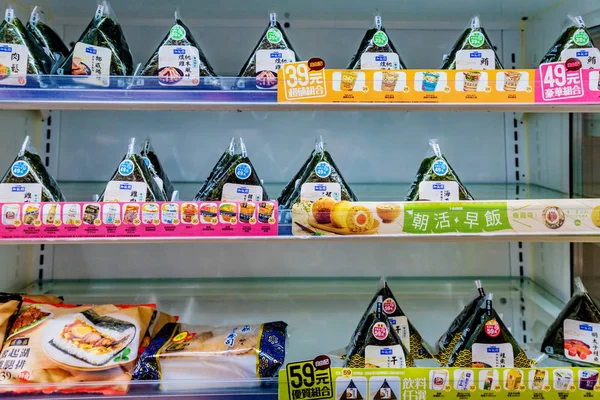 7-eleven dolapta pirinç üçgenler