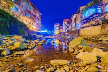 Gece görünümü Köyü ve nehir