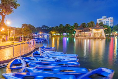 Taichung manzaralı tekne ve göl ile gece
