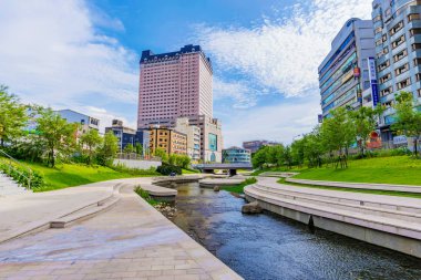 Liouchuan nehir kenarında park