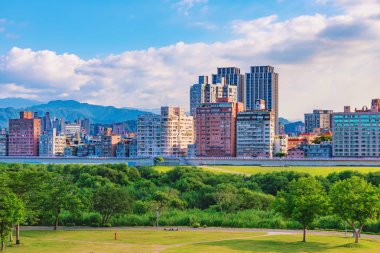 Guting nehir kenarında park