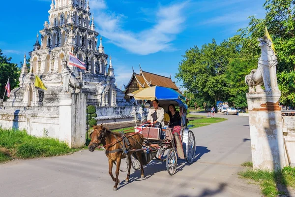 Wat Chedi Liam templo com carruagem de cavalo — Fotografia de Stock