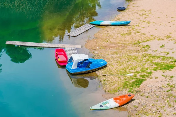 Красивый вид на озеро с лодками — стоковое фото