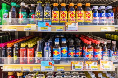 Bir marketin enerji içecek bölümünde