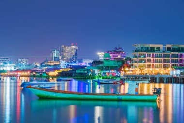 Gece denizde Pattaya şehir manzaralı