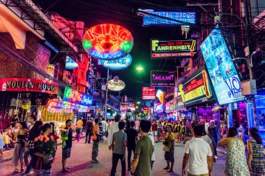 Street yürüyüş kalabalık gece görünümü