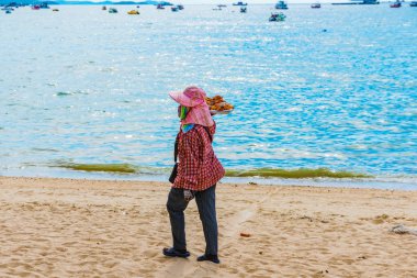 Pattaya beach üzerinde yürüme gıda satıcı