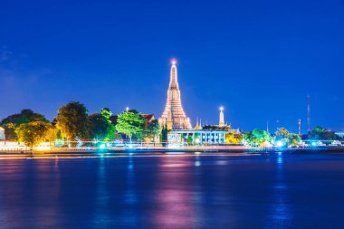 Wat Arun tapınağın gece görünümü