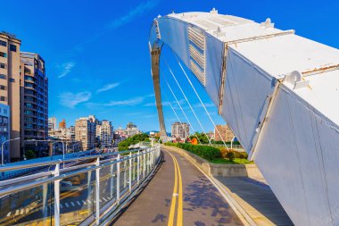 Döngüsü şeritli yaya köprüsü