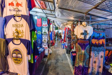 Chiang Mai gece ın Bazaarı giyim tezgahları