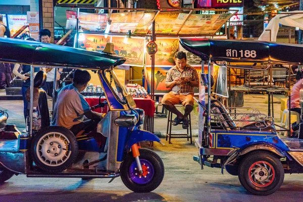 Tuk tuk gece Pazar sahne