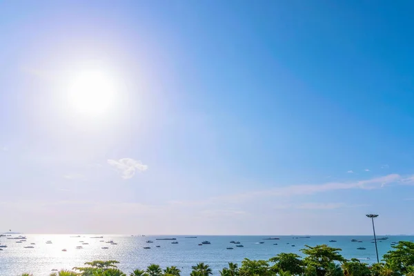 Vistas panorámicas al mar con luz solar y barcos — Foto de Stock