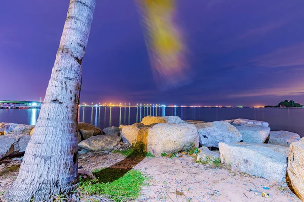 Naturs kön utsikt över stranden vid havet på natten — Stockfoto