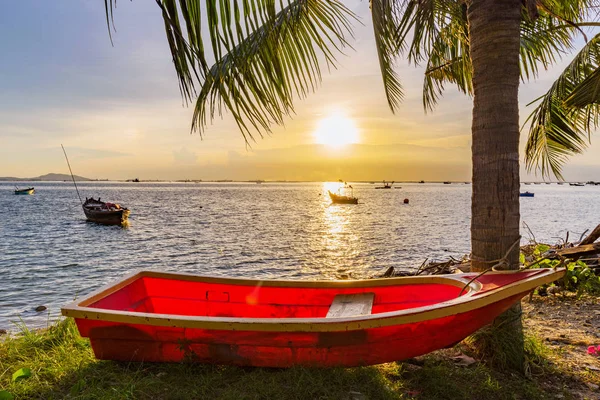 Sunset Sea View z łódkami i palmami — Zdjęcie stockowe
