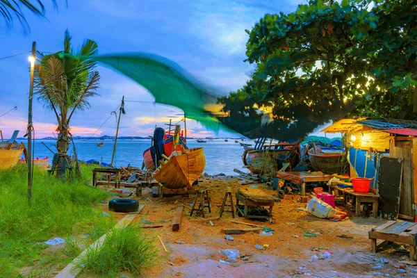 Plážová chata s lodí na pevnině — Stock fotografie