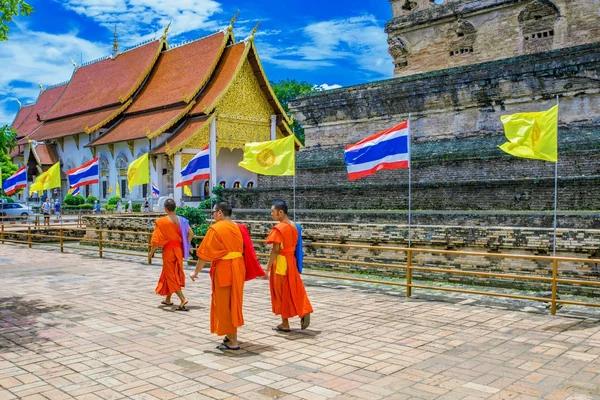 Rahipler WAT Chedi luang tapınakta yürüyüş