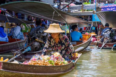 Damnoen Saduak yüzen Pazar tekne meyve satıyor