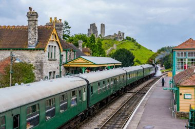 Corfe Castle tren istasyonunda eski buharlı tren