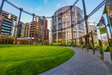 Gasholders mimari akşam görünümü park
