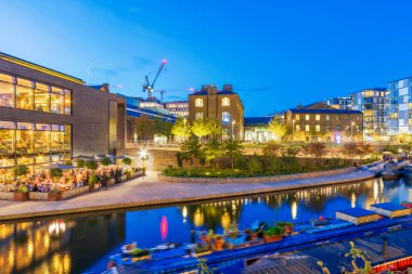 Regents kanal ve Central Saint Martins gece görünümü