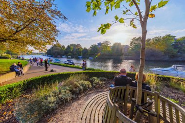 Nehir kıyısındaki Richmond park