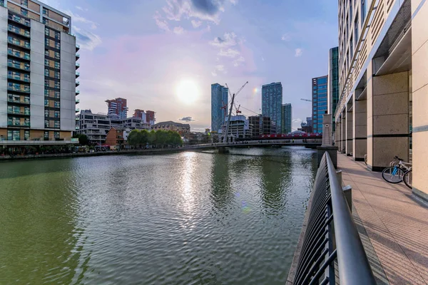 Canary Wharf finans bölgesine mimarisi ve nehir — Stok fotoğraf