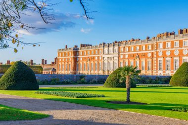 Hampton Court Sarayı mimari ve bahçeler