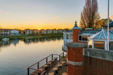 Richmond Upon Thames nehir binalar