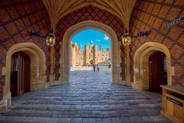 Architecture of Hampton Court Palace — Stock Photo, Image