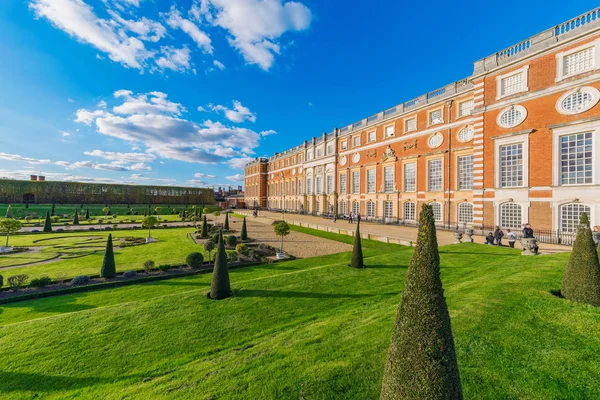 Jardins e arquitetura do Palácio Hampton Court — Fotografia de Stock