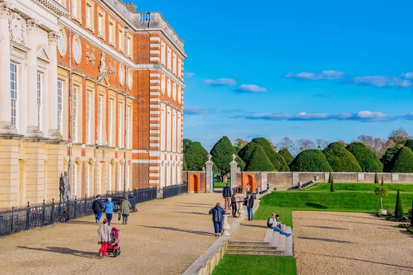 Hampton Court Palace architecture and gardens — Stock Photo, Image