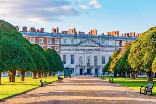 Architecture of Hampton Court Palace — Stock Photo, Image