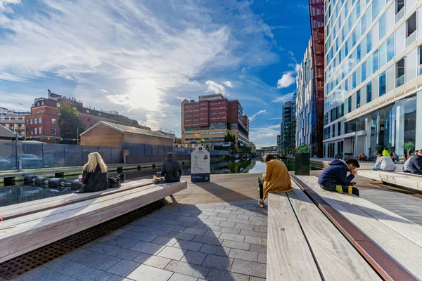 Panchine Paddington Basin e zona ufficio — Foto Stock