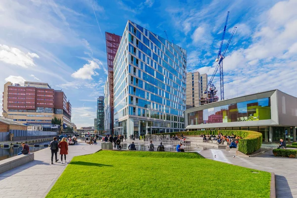 Paddington Havzası nehir kenarında park ve mimari