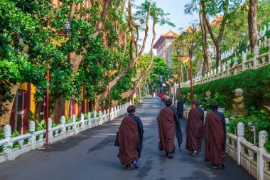Rahipler bir yol Guang Fuoshan sabah yürüyüş